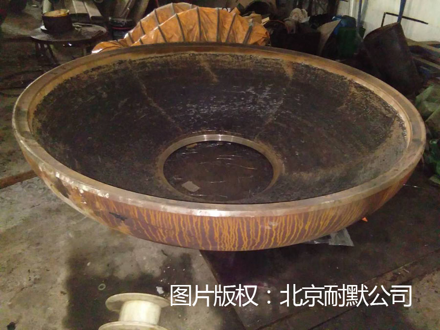 碳化铬复合式耐磨钢板的生产现状 碳化铬复合式耐磨钢板的生产现状